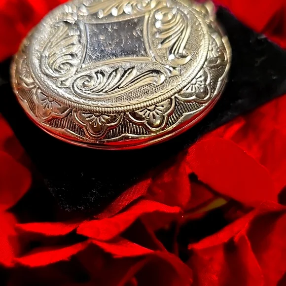 Elegant Silver Locket Pendant - Picture 6 of 7